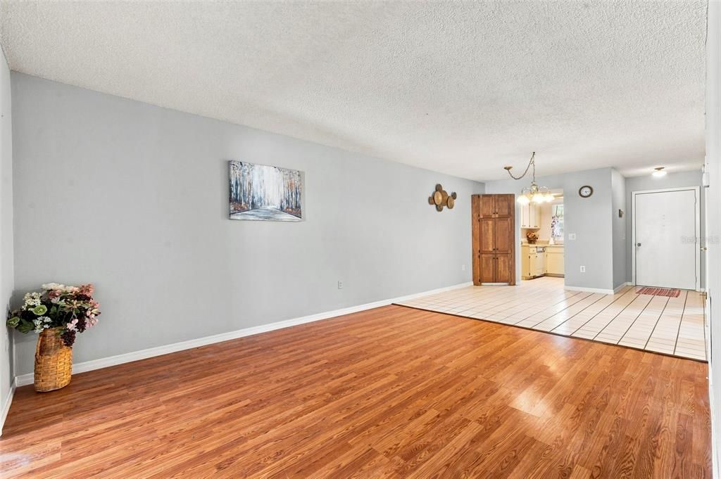 For Sale: $95,000 (2 beds, 2 baths, 1135 Square Feet)