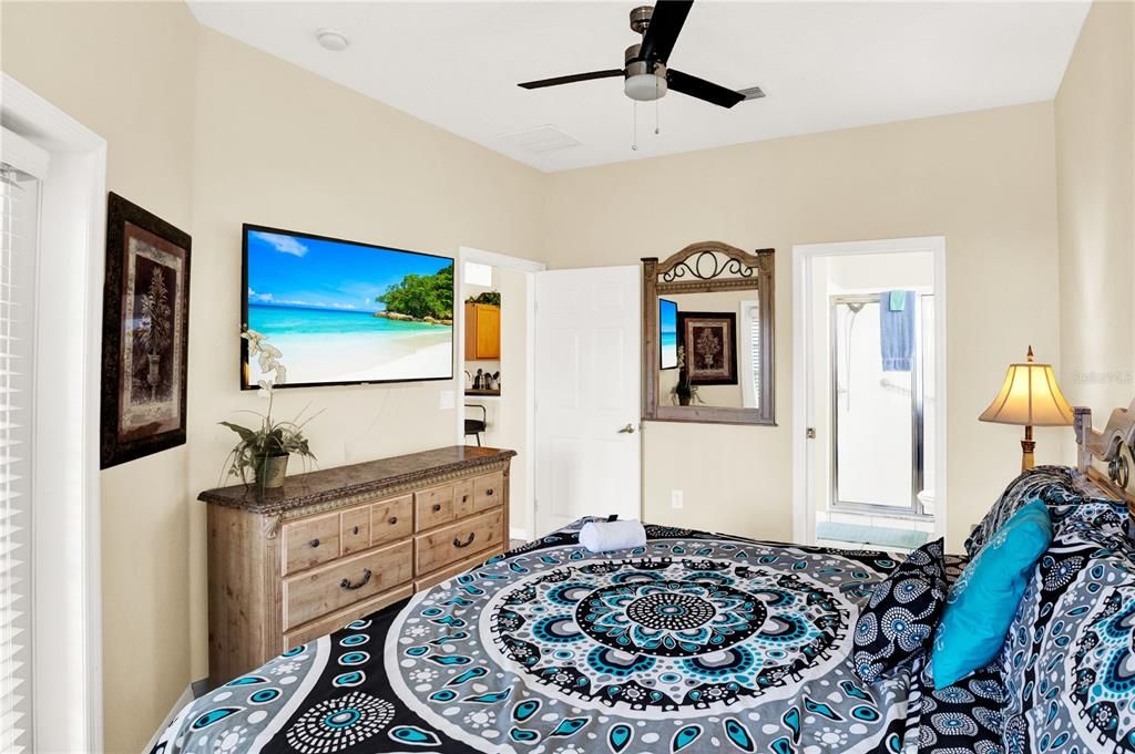 For Sale: $375,000 (4 beds, 3 baths, 1956 Square Feet)