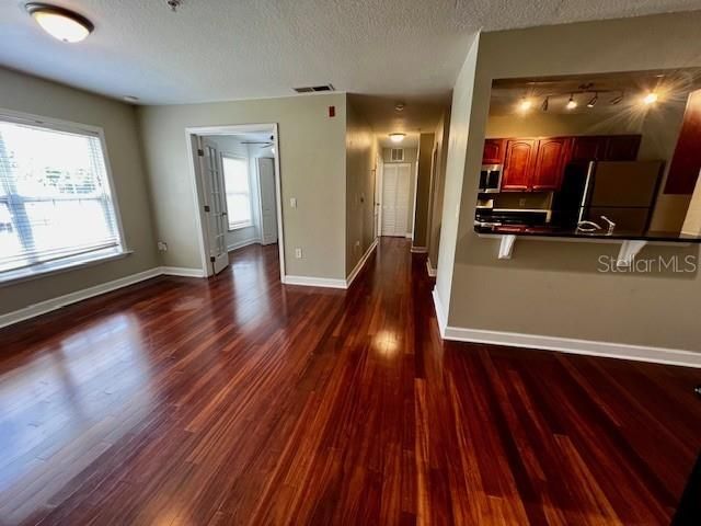 For Rent: $1,400 (1 beds, 1 baths, 830 Square Feet)