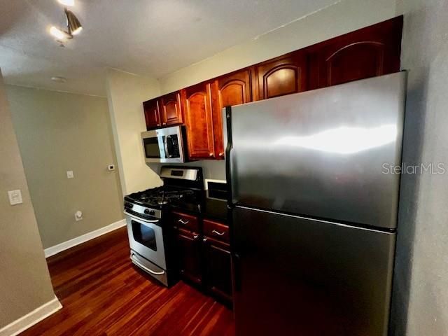 For Rent: $1,400 (1 beds, 1 baths, 830 Square Feet)