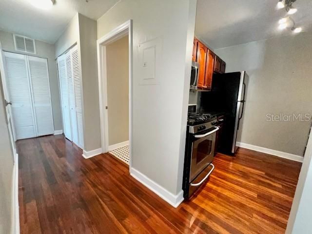 For Rent: $1,400 (1 beds, 1 baths, 830 Square Feet)