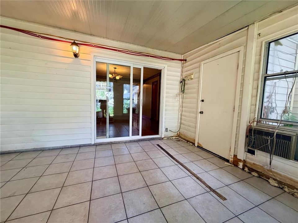 For Sale: $175,000 (2 beds, 1 baths, 1108 Square Feet)