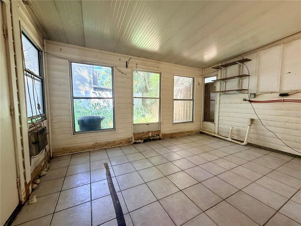 For Sale: $175,000 (2 beds, 1 baths, 1108 Square Feet)