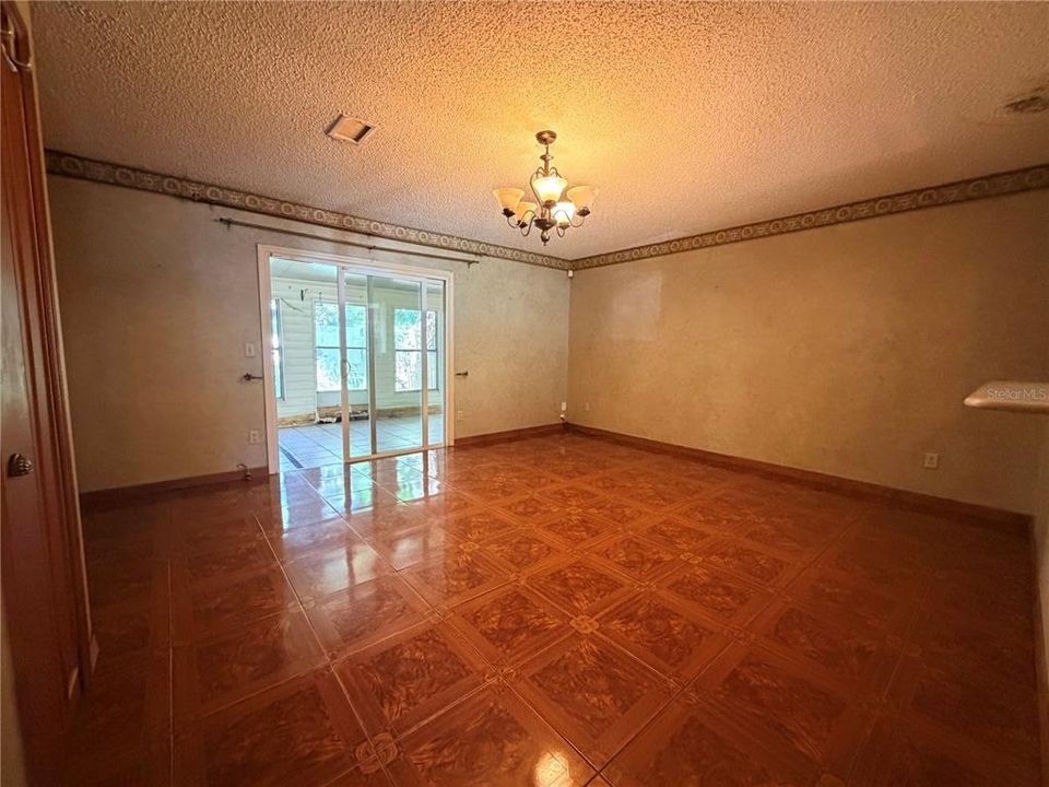 For Sale: $175,000 (2 beds, 1 baths, 1108 Square Feet)