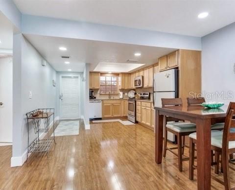 В аренду: $1,800 (2 спален, 2 ванн, 912 Квадратных фут)