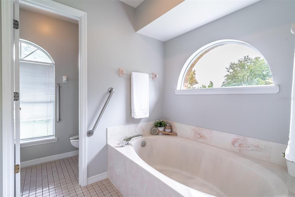 For Sale: $400,000 (3 beds, 2 baths, 1805 Square Feet)
