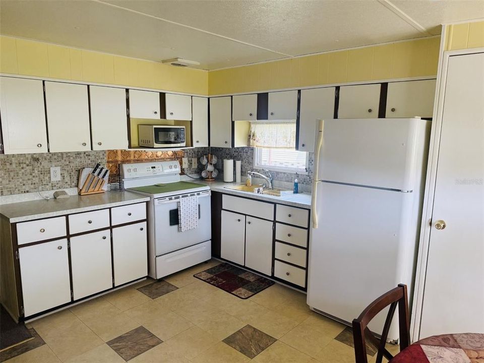 For Sale: $107,900 (2 beds, 1 baths, 768 Square Feet)