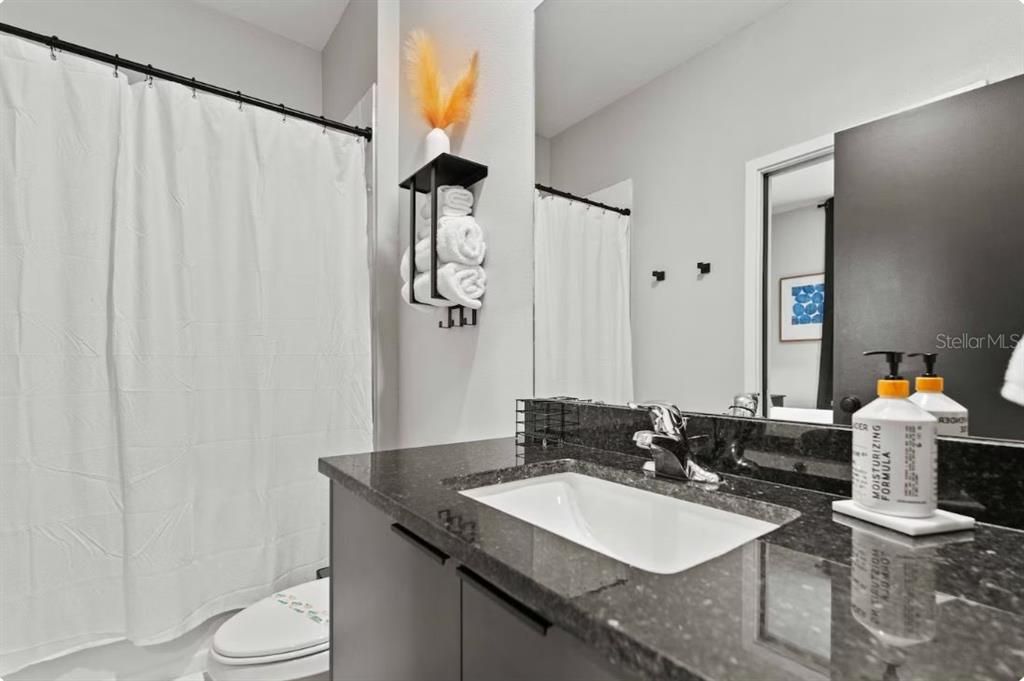 En Venta: $375,000 (3 camas, 3 baños, 1372 Pies cuadrados)