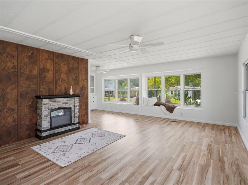 For Sale: $159,000 (2 beds, 2 baths, 1104 Square Feet)