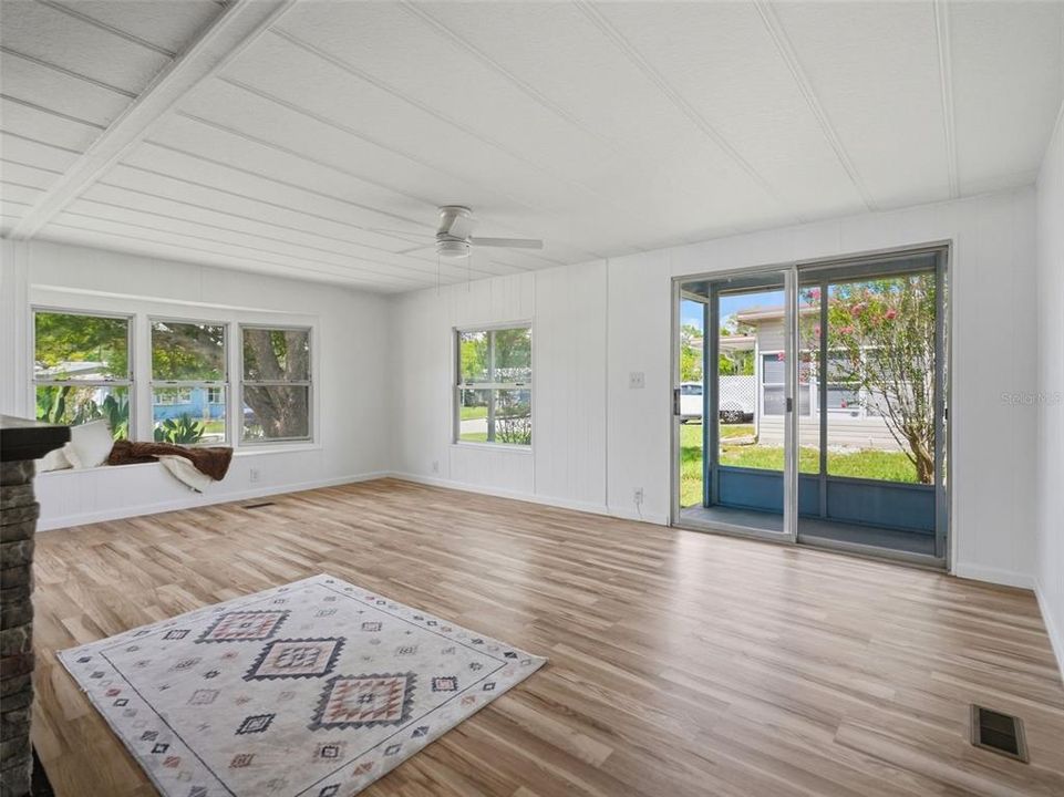 For Sale: $159,000 (2 beds, 2 baths, 1104 Square Feet)