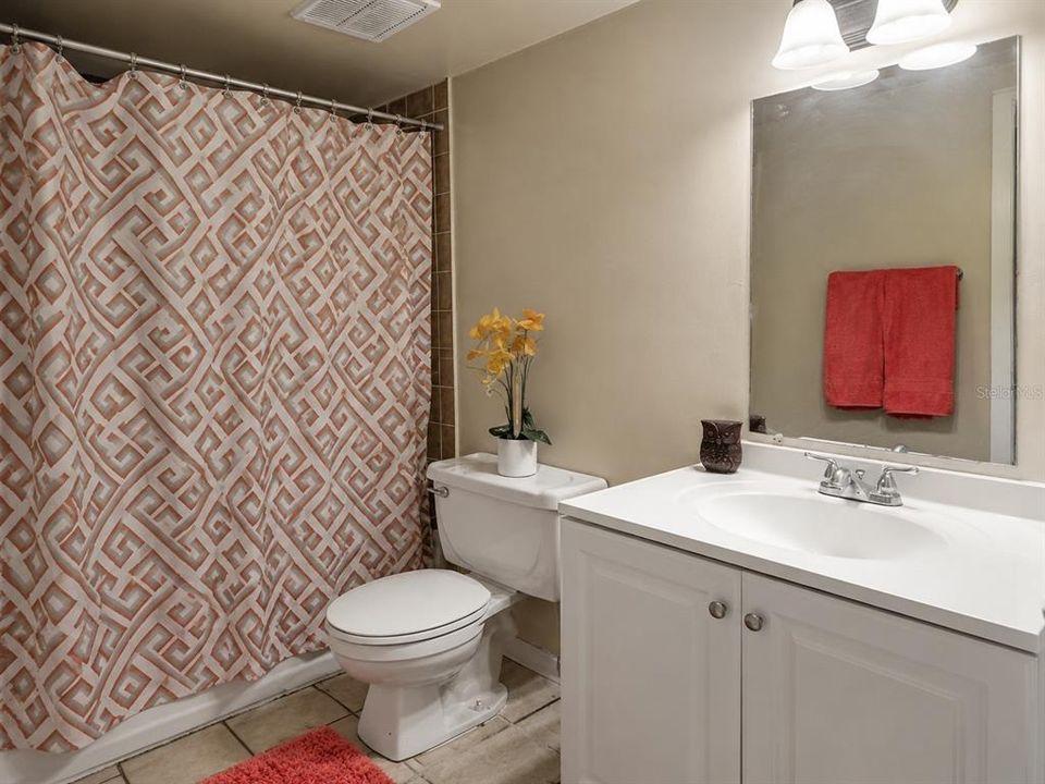 For Rent: $1,100 (1 beds, 1 baths, 835 Square Feet)