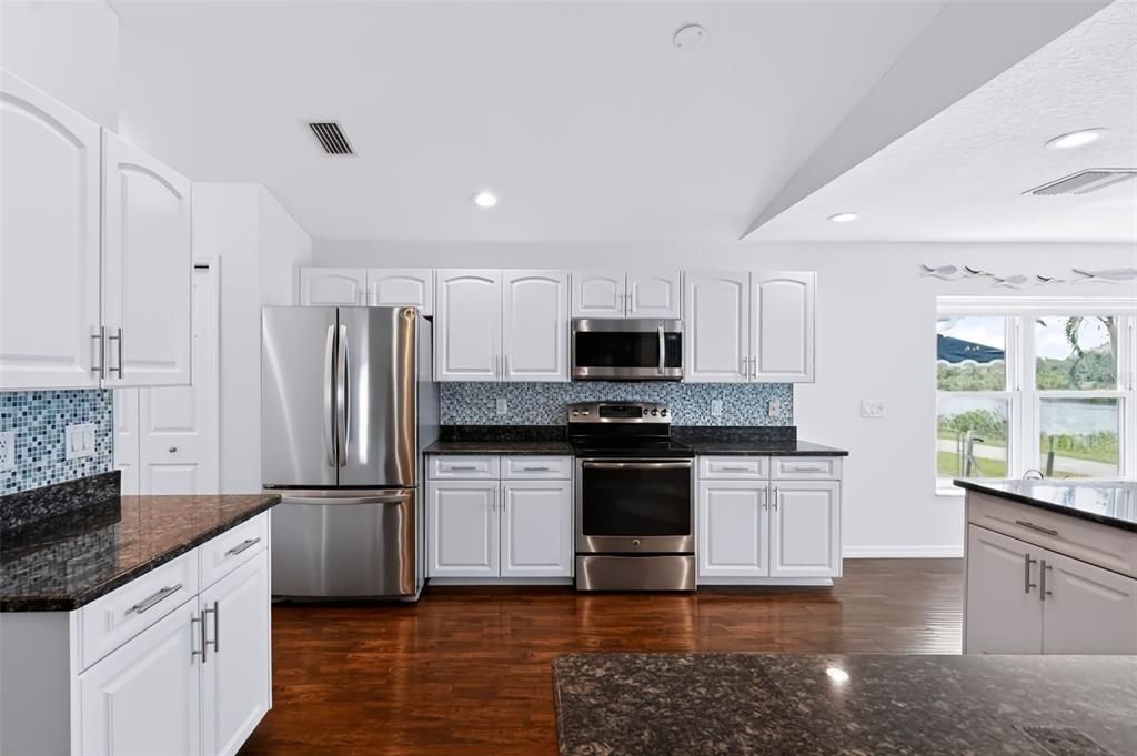 For Sale: $419,500 (2 beds, 2 baths, 1697 Square Feet)