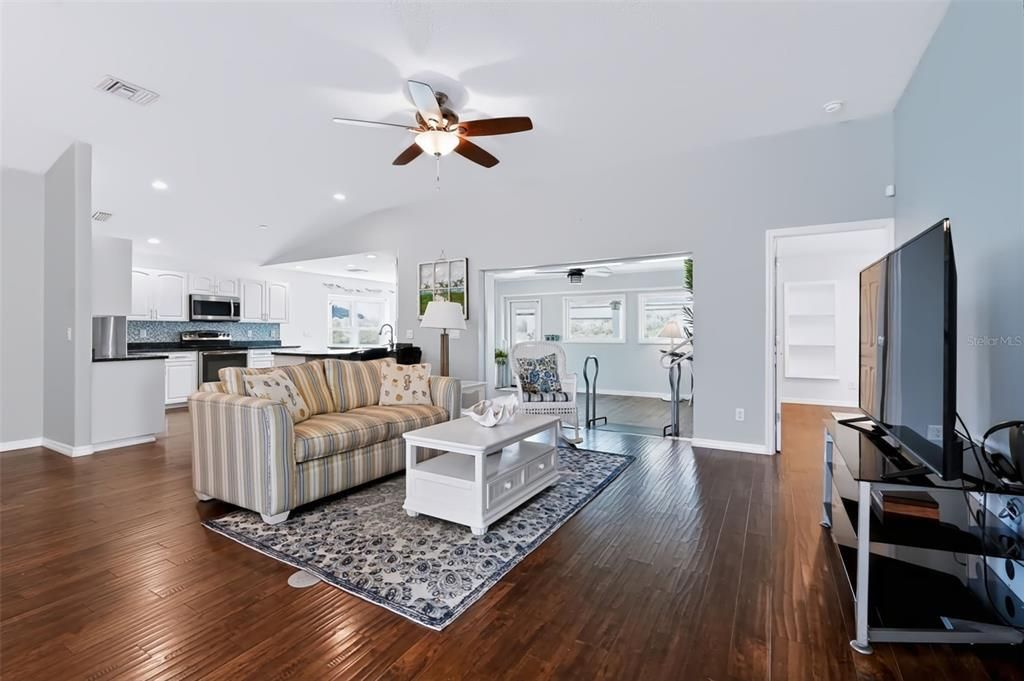 For Sale: $419,500 (2 beds, 2 baths, 1697 Square Feet)