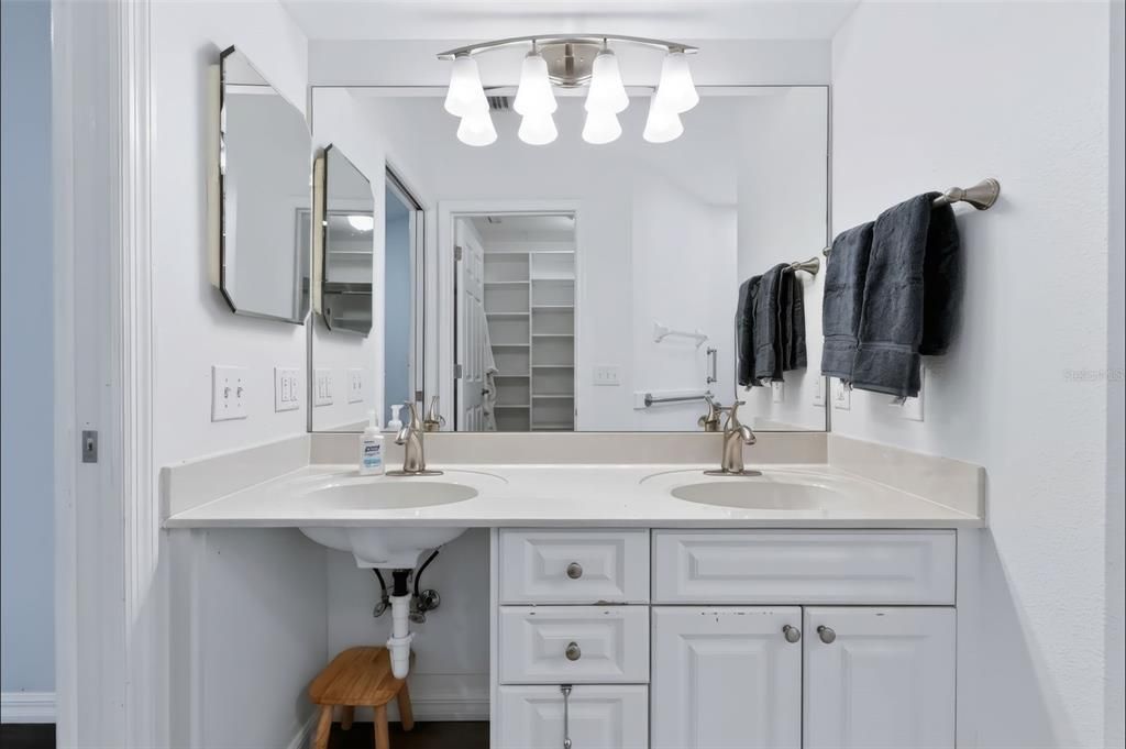 For Sale: $419,500 (2 beds, 2 baths, 1697 Square Feet)