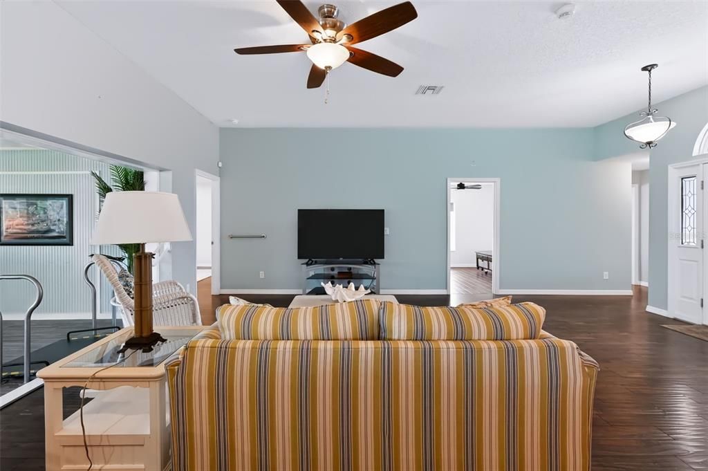 For Sale: $419,500 (2 beds, 2 baths, 1697 Square Feet)