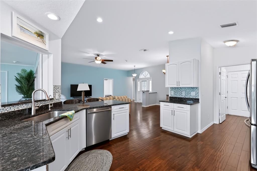 For Sale: $419,500 (2 beds, 2 baths, 1697 Square Feet)