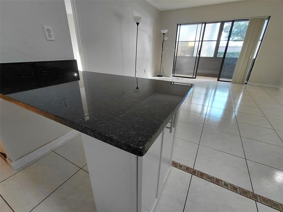 For Rent: $1,300 (1 beds, 1 baths, 926 Square Feet)
