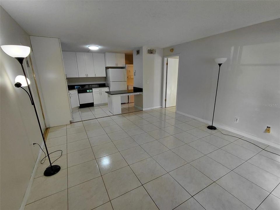 For Rent: $1,300 (1 beds, 1 baths, 926 Square Feet)