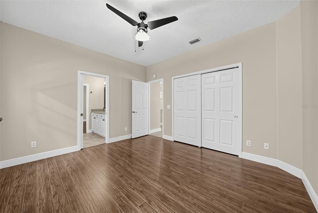 Activo con contrato: $859,900 (5 camas, 5 baños, 3669 Pies cuadrados)