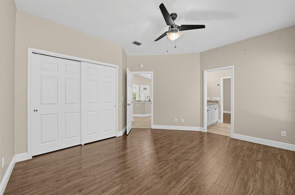 Activo con contrato: $859,900 (5 camas, 5 baños, 3669 Pies cuadrados)