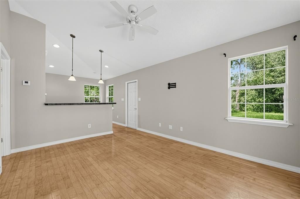 Activo con contrato: $859,900 (5 camas, 5 baños, 3669 Pies cuadrados)