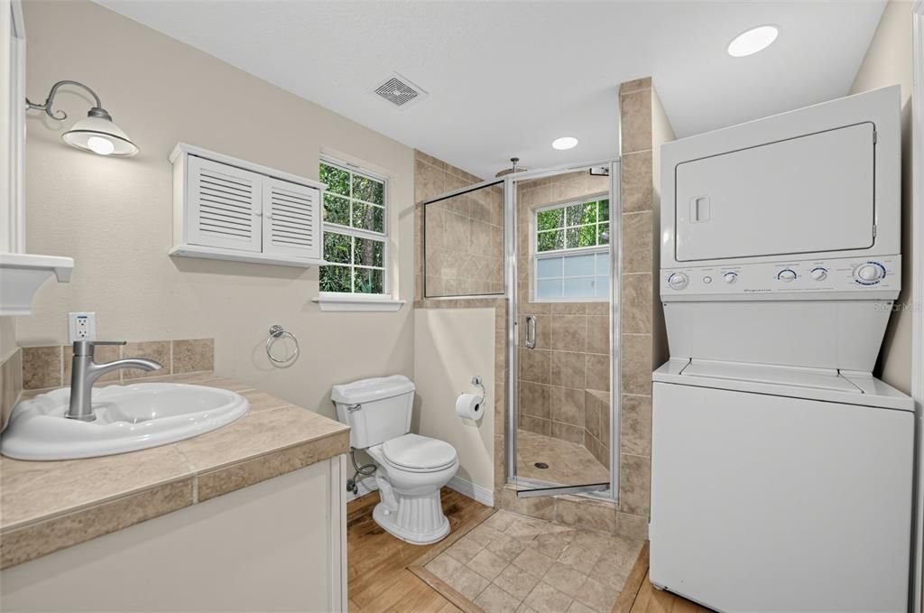 Activo con contrato: $859,900 (5 camas, 5 baños, 3669 Pies cuadrados)