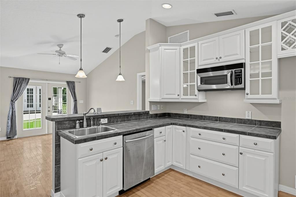Activo con contrato: $859,900 (5 camas, 5 baños, 3669 Pies cuadrados)