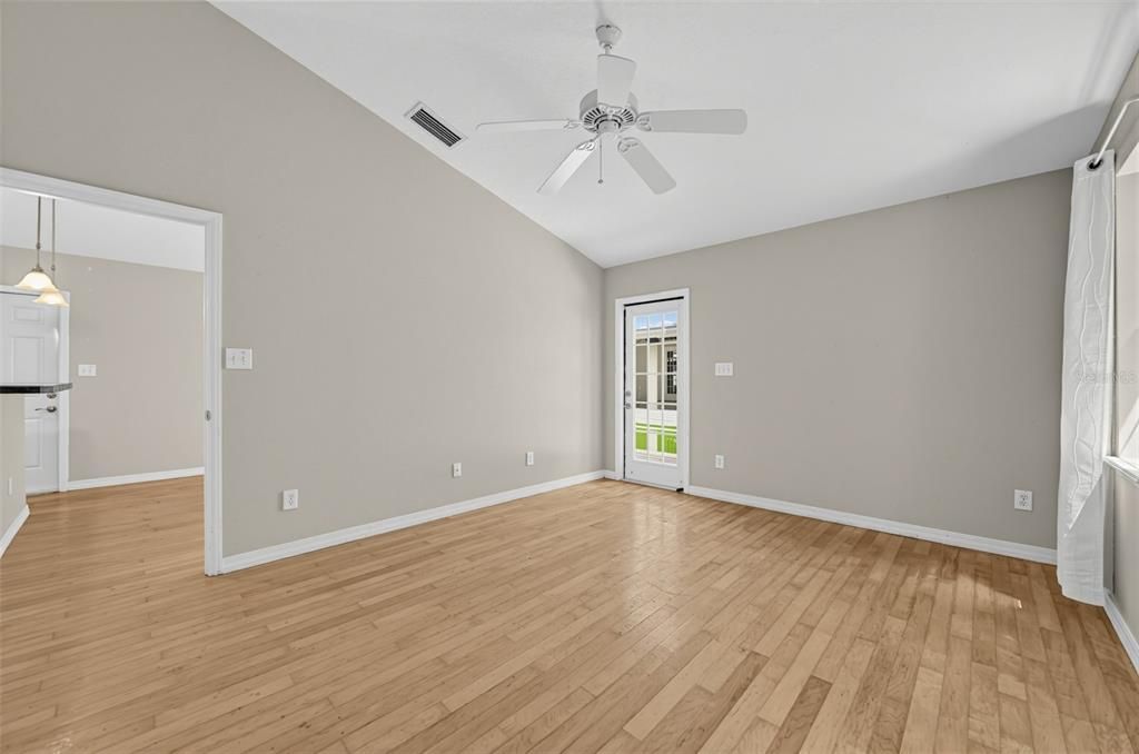 Activo con contrato: $859,900 (5 camas, 5 baños, 3669 Pies cuadrados)