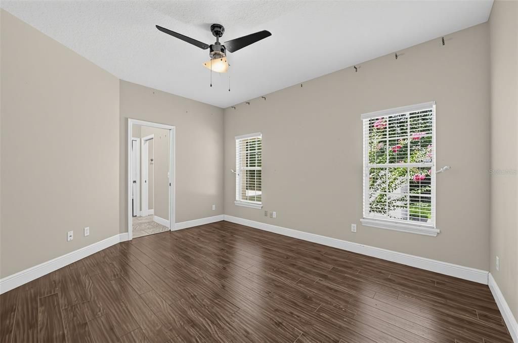 Activo con contrato: $859,900 (5 camas, 5 baños, 3669 Pies cuadrados)