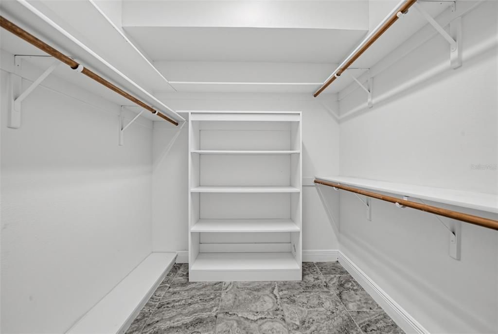 Activo con contrato: $859,900 (5 camas, 5 baños, 3669 Pies cuadrados)