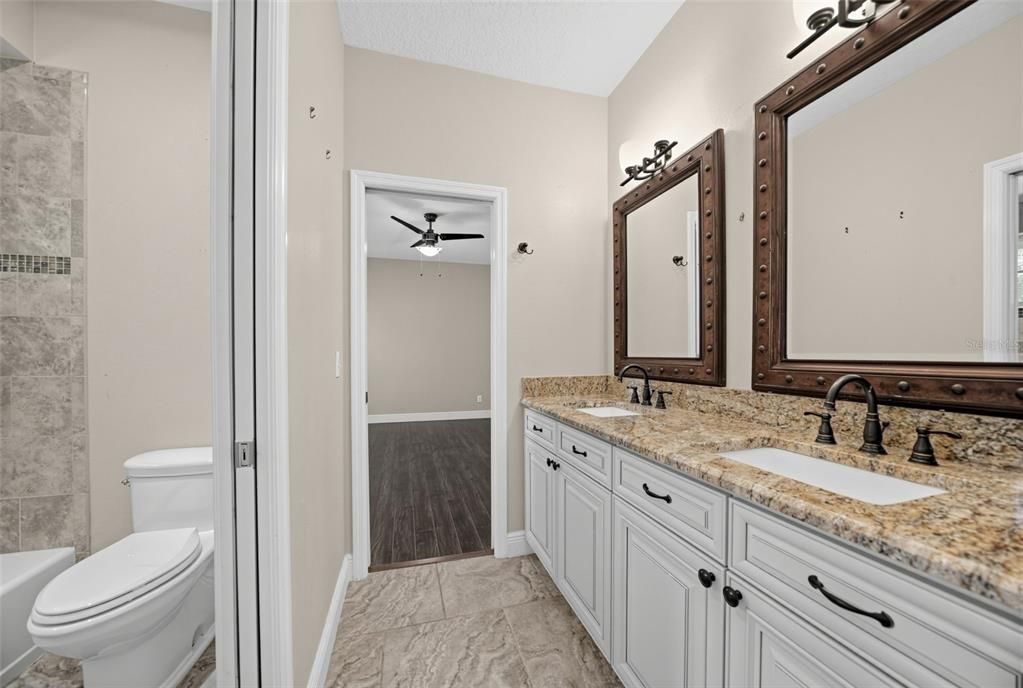 Activo con contrato: $859,900 (5 camas, 5 baños, 3669 Pies cuadrados)