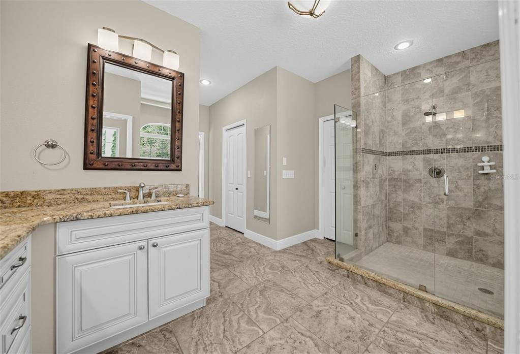 Activo con contrato: $859,900 (5 camas, 5 baños, 3669 Pies cuadrados)