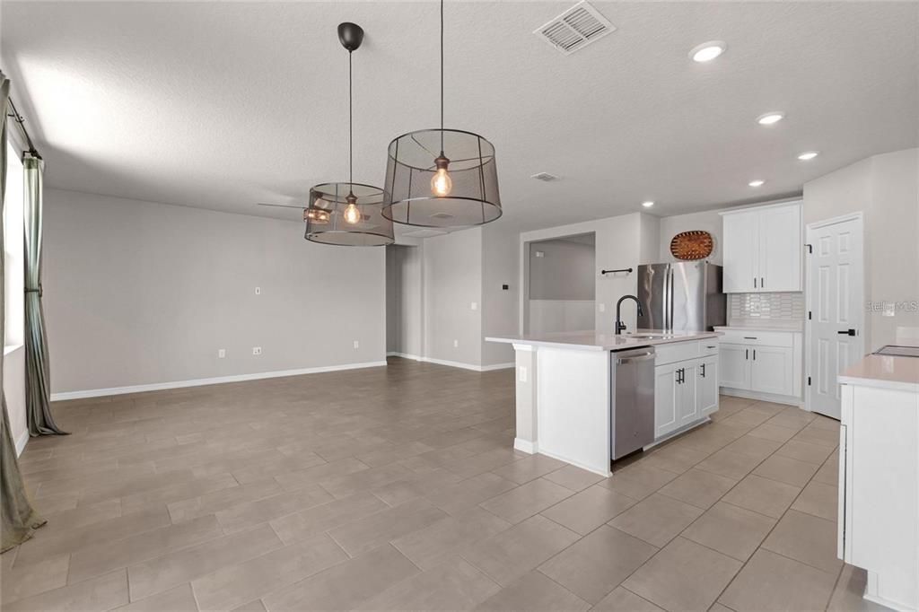 For Rent: $2,400 (4 beds, 3 baths, 1964 Square Feet)