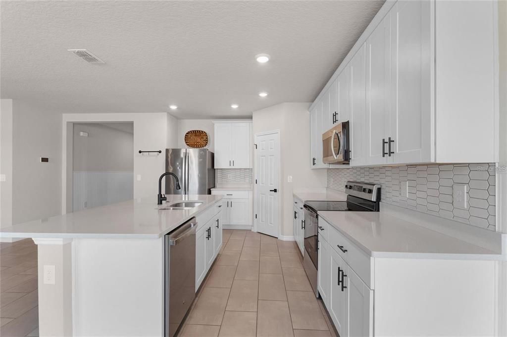 For Rent: $2,400 (4 beds, 3 baths, 1964 Square Feet)