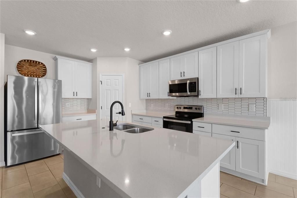 For Rent: $2,400 (4 beds, 3 baths, 1964 Square Feet)