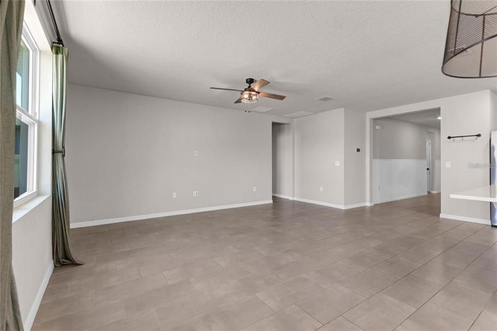 For Rent: $2,400 (4 beds, 3 baths, 1964 Square Feet)