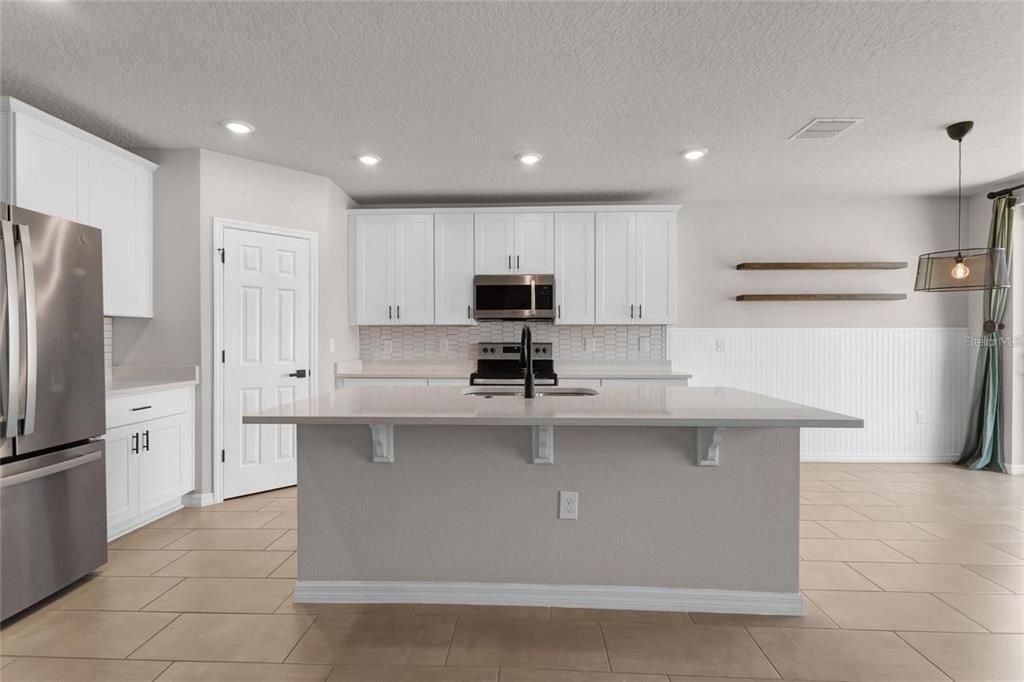 For Rent: $2,400 (4 beds, 3 baths, 1964 Square Feet)