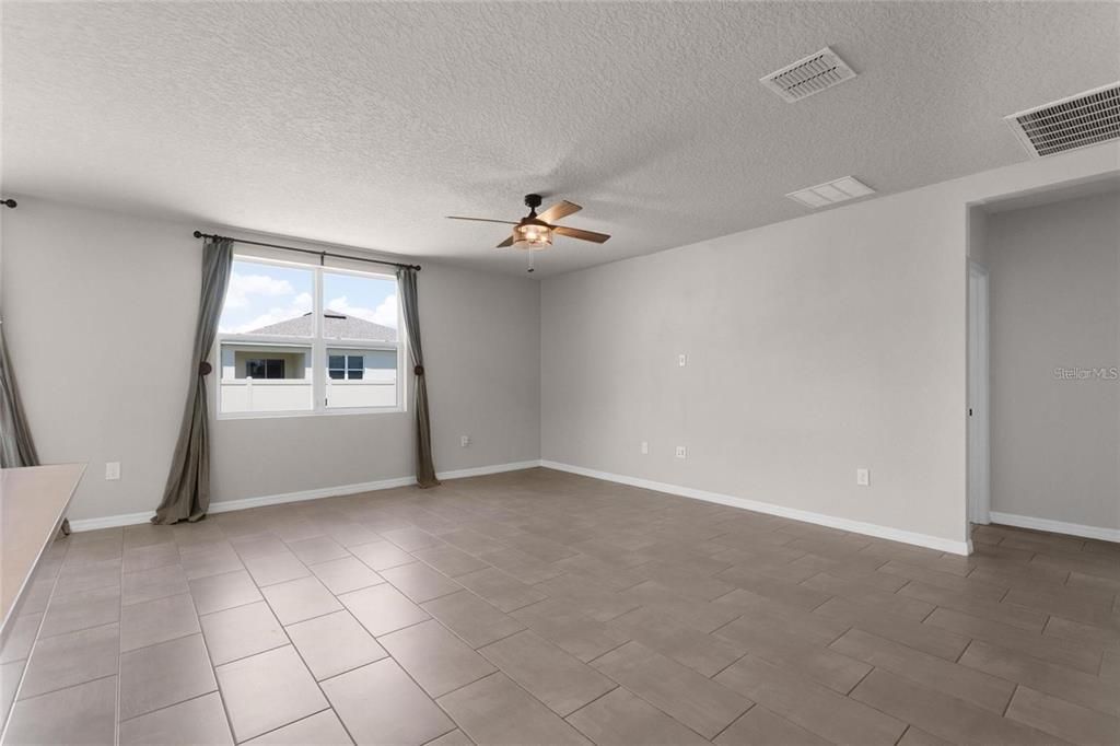 For Rent: $2,400 (4 beds, 3 baths, 1964 Square Feet)