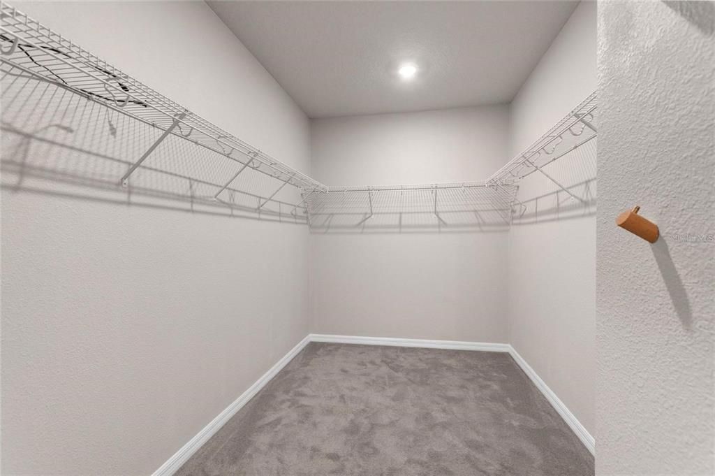For Rent: $2,400 (4 beds, 3 baths, 1964 Square Feet)