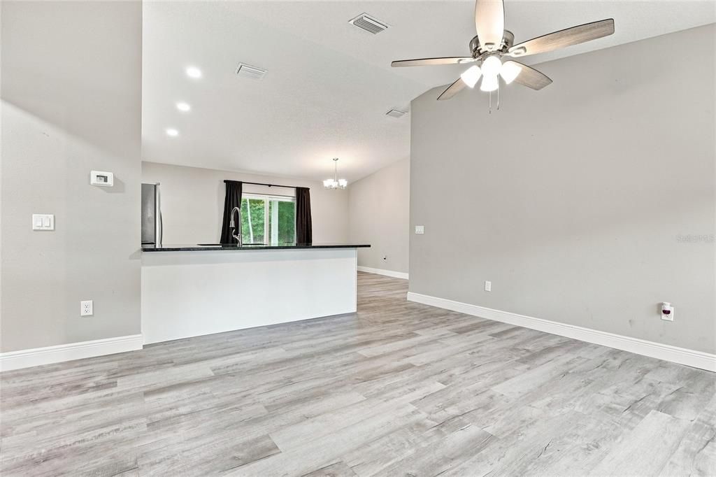 For Sale: $279,900 (3 beds, 2 baths, 1405 Square Feet)