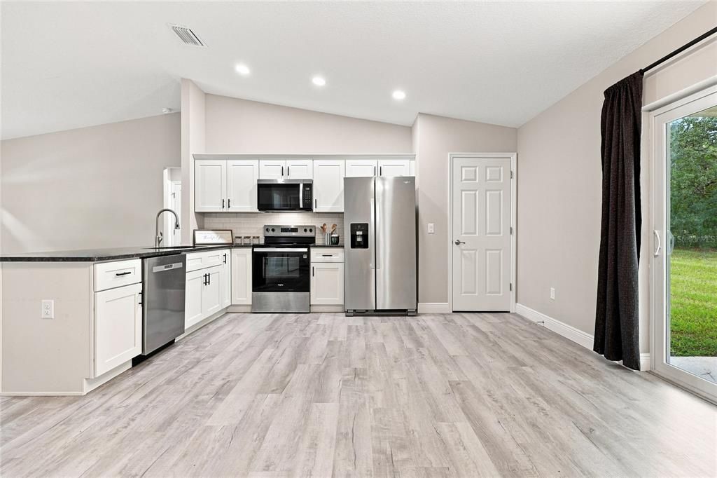 For Sale: $279,900 (3 beds, 2 baths, 1405 Square Feet)