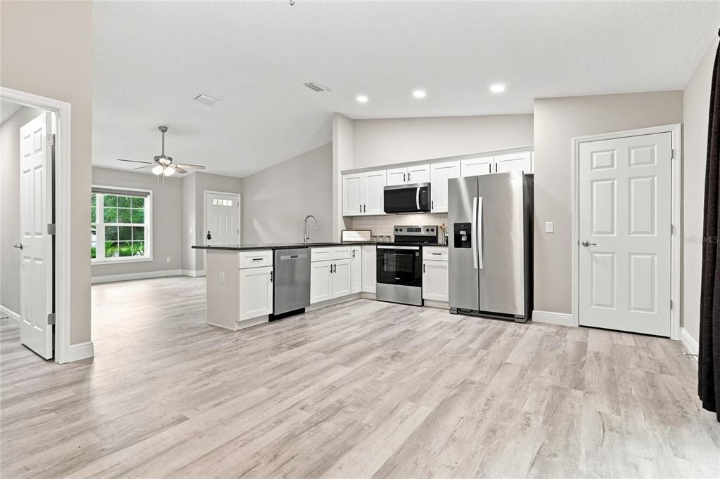 For Sale: $279,900 (3 beds, 2 baths, 1405 Square Feet)