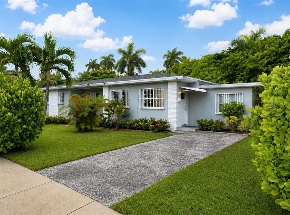 En Venta: $1,300,000 (6 camas, 5 baños, 2094 Pies cuadrados)