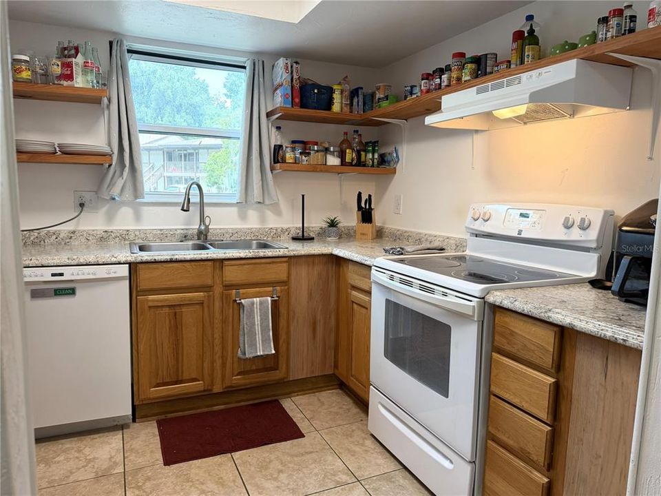 На продажу: $115,000 (2 спален, 1 ванн, 1032 Квадратных фут)