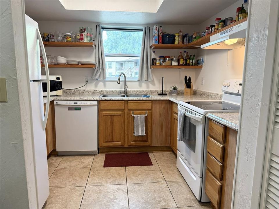 На продажу: $115,000 (2 спален, 1 ванн, 1032 Квадратных фут)