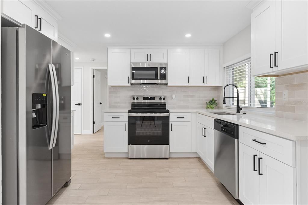 For Sale: $228,900 (2 beds, 2 baths, 848 Square Feet)