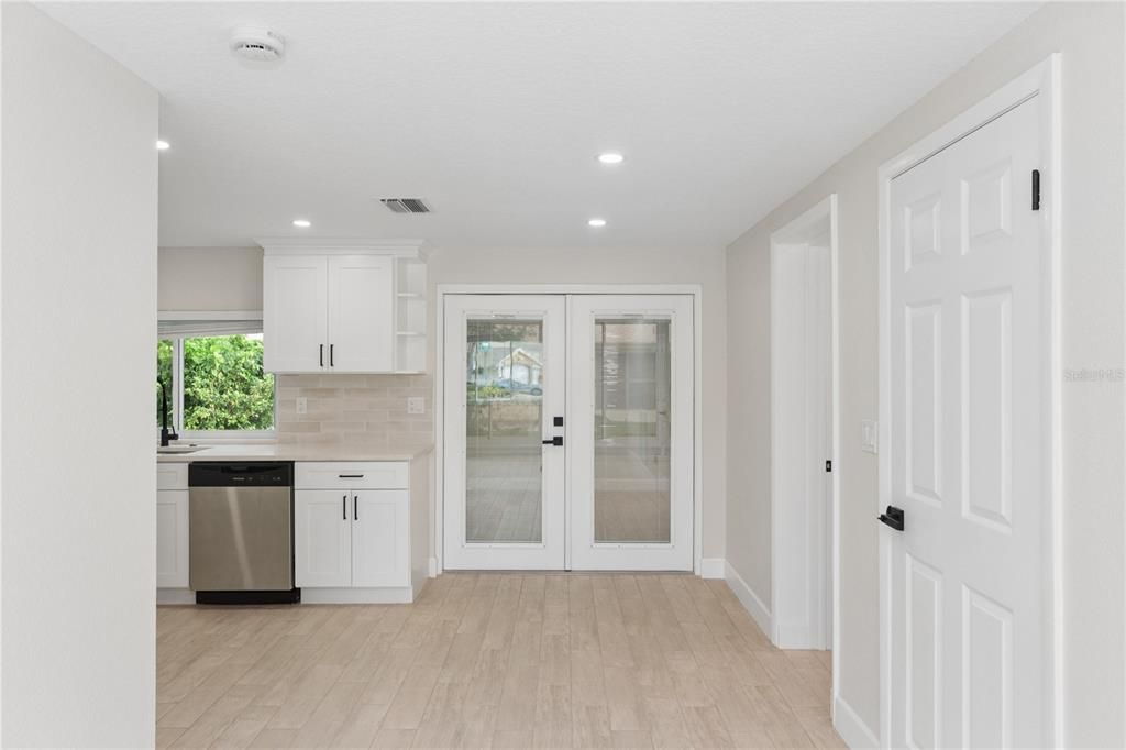 For Sale: $228,900 (2 beds, 2 baths, 848 Square Feet)