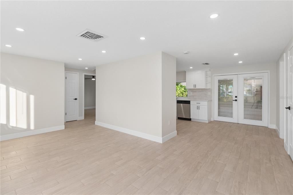 For Sale: $228,900 (2 beds, 2 baths, 848 Square Feet)