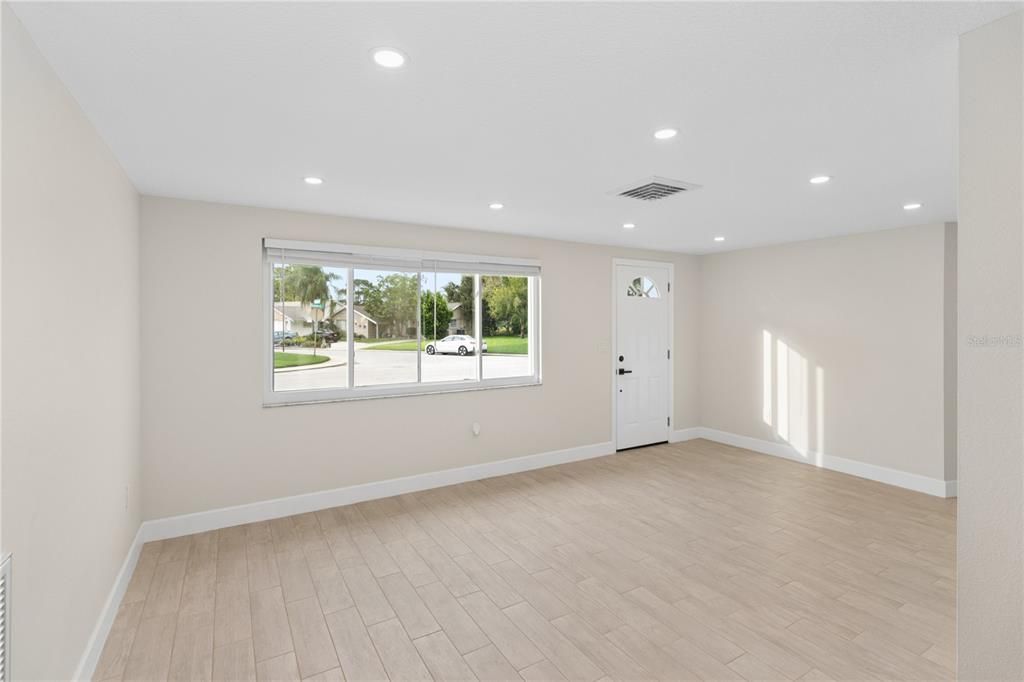 For Sale: $228,900 (2 beds, 2 baths, 848 Square Feet)