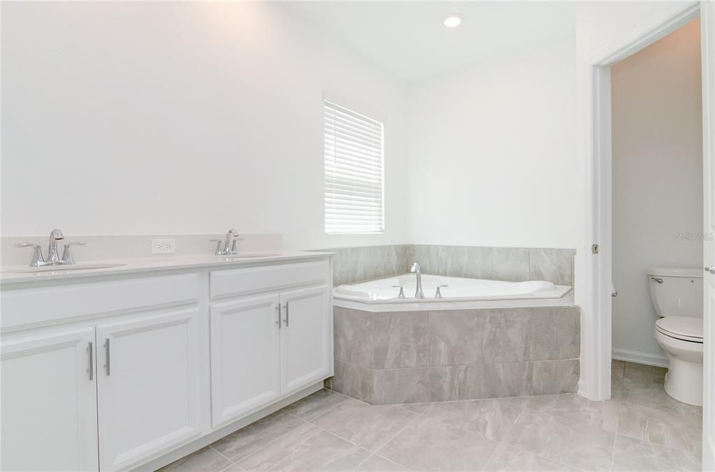 For Rent: $2,400 (6 beds, 3 baths, 2634 Square Feet)